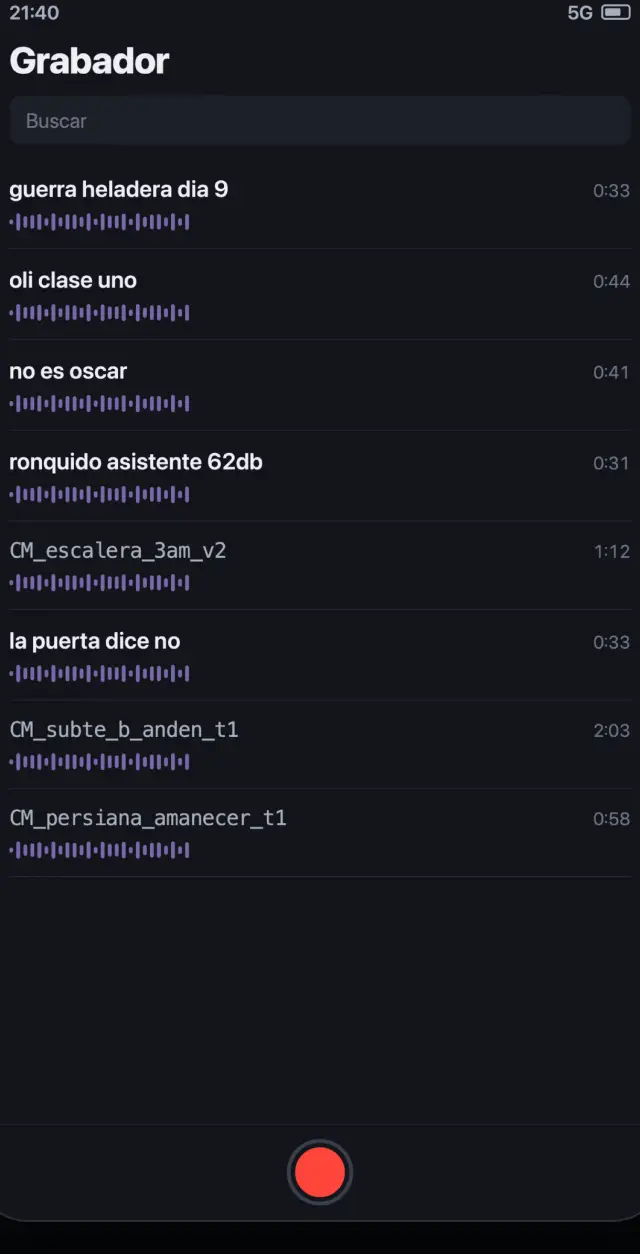 La app Grabador con una lista de memos de voz con nombres graciosos.